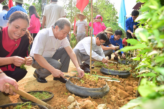 Nhặt[-]rác,[-]chụp[-]ảnh[-]đăng[-]Facebook[-]có[-]thể[-]được[-]chính[-]quyền[-]thưởng